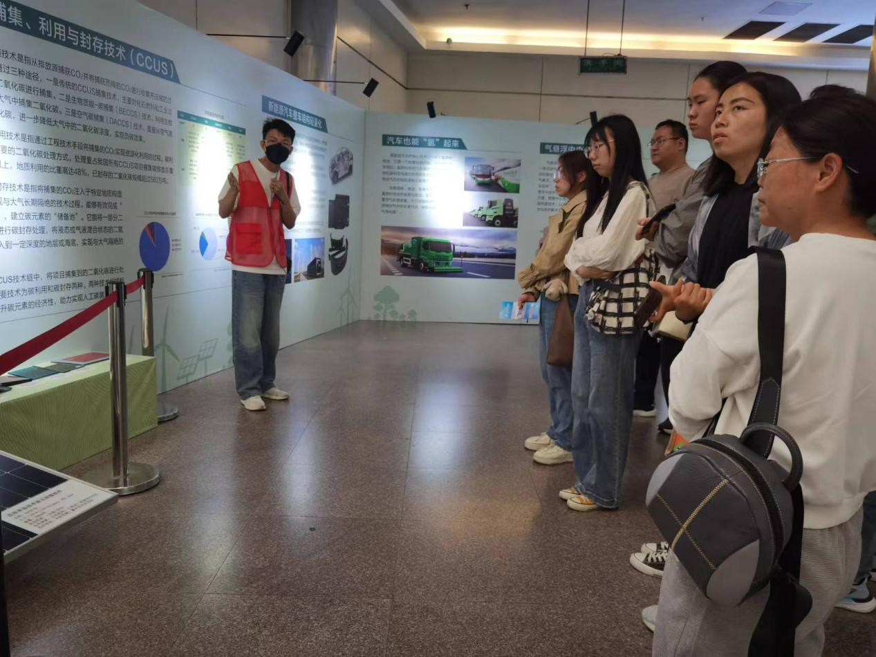 郑州市上街区科协组织参观“倡导低碳生活，建设绿色郑州”科普展览