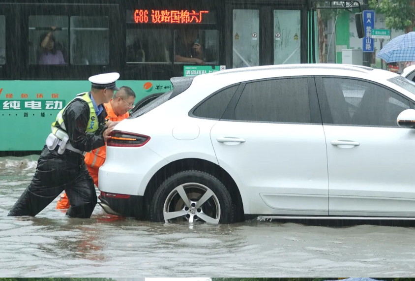 大暴雨突袭！郑州迅速应对→