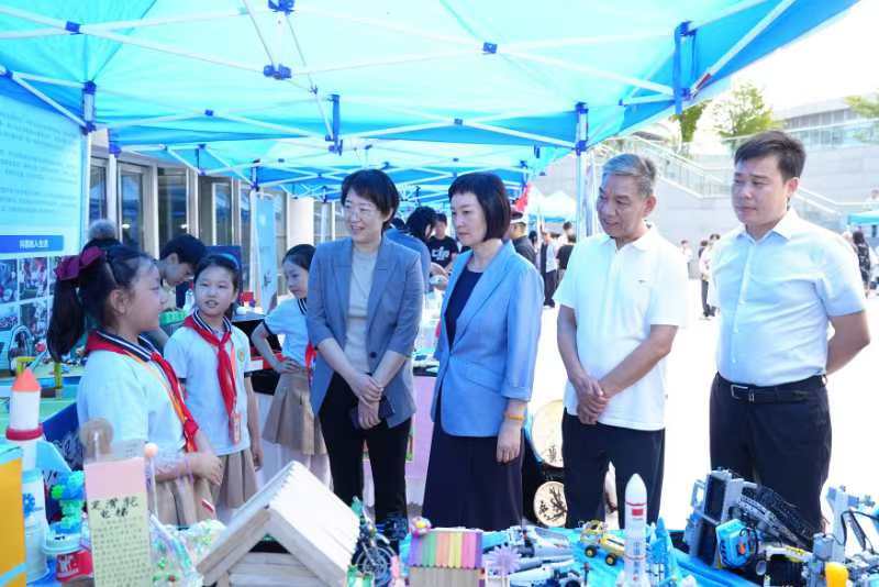 提升全民科学素质，协力建设科技强国 