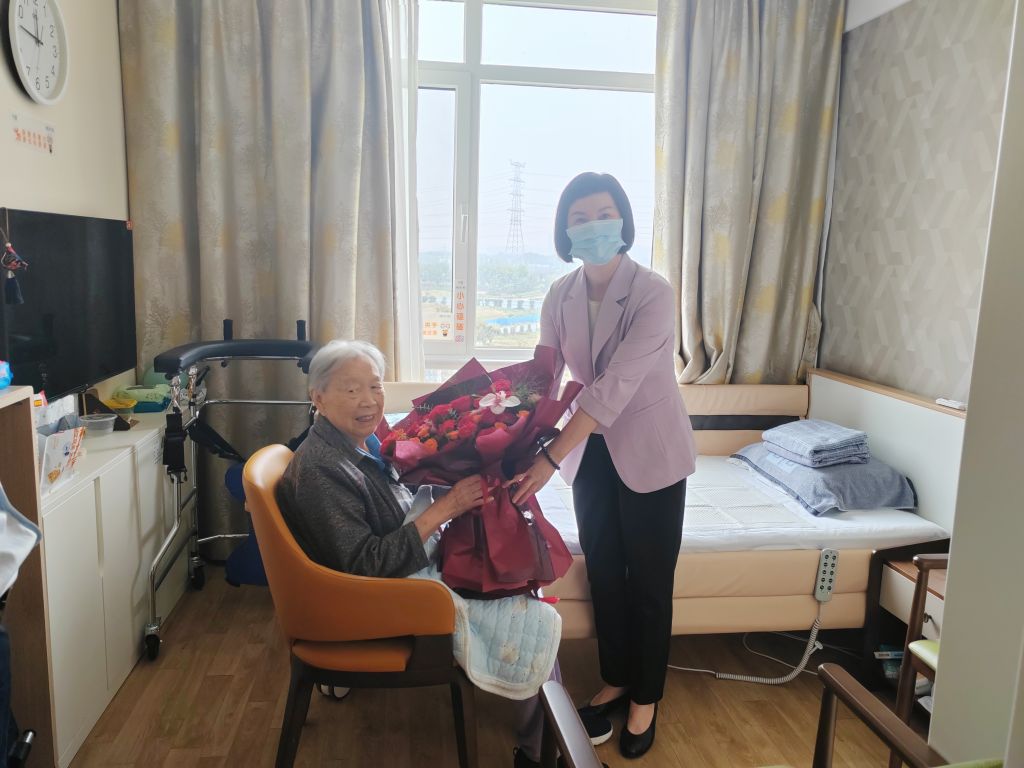 走访慰问送温暖 共话初心感党恩