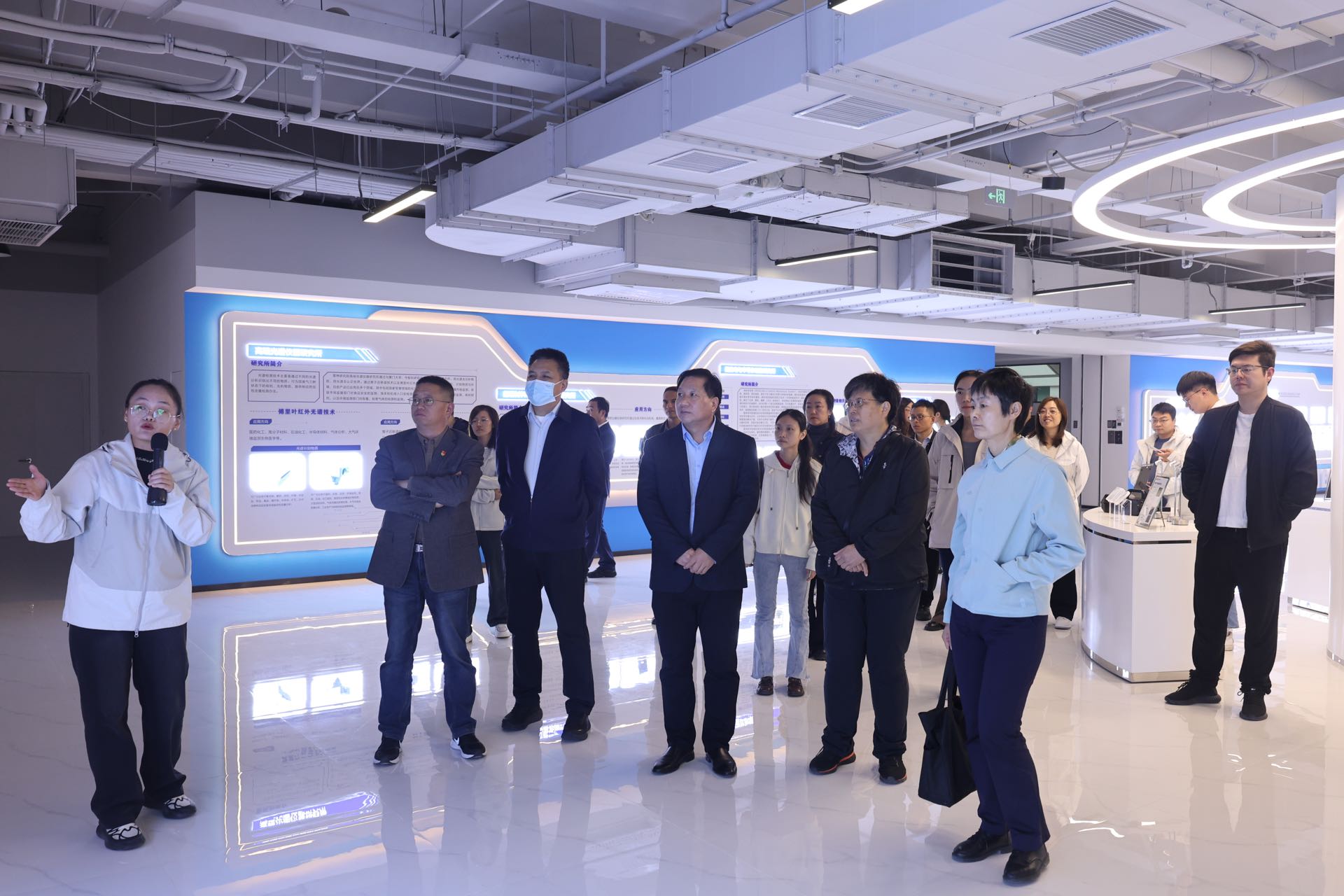 乐发500开展“探寻科技发展密码 激发党员创新活力 ”主题党日活动