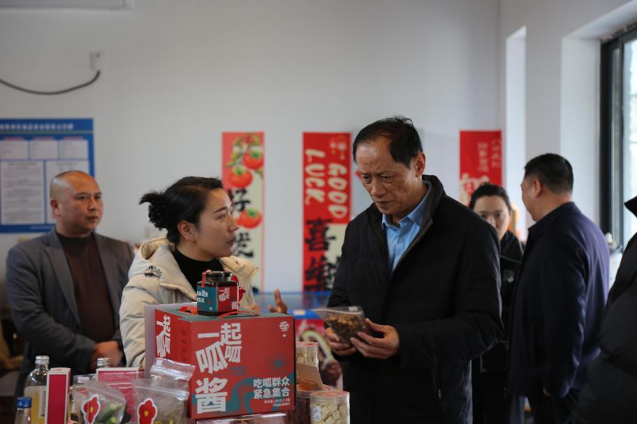 郑州市老科协赴中牟县雁鸣湖镇九堡村调研