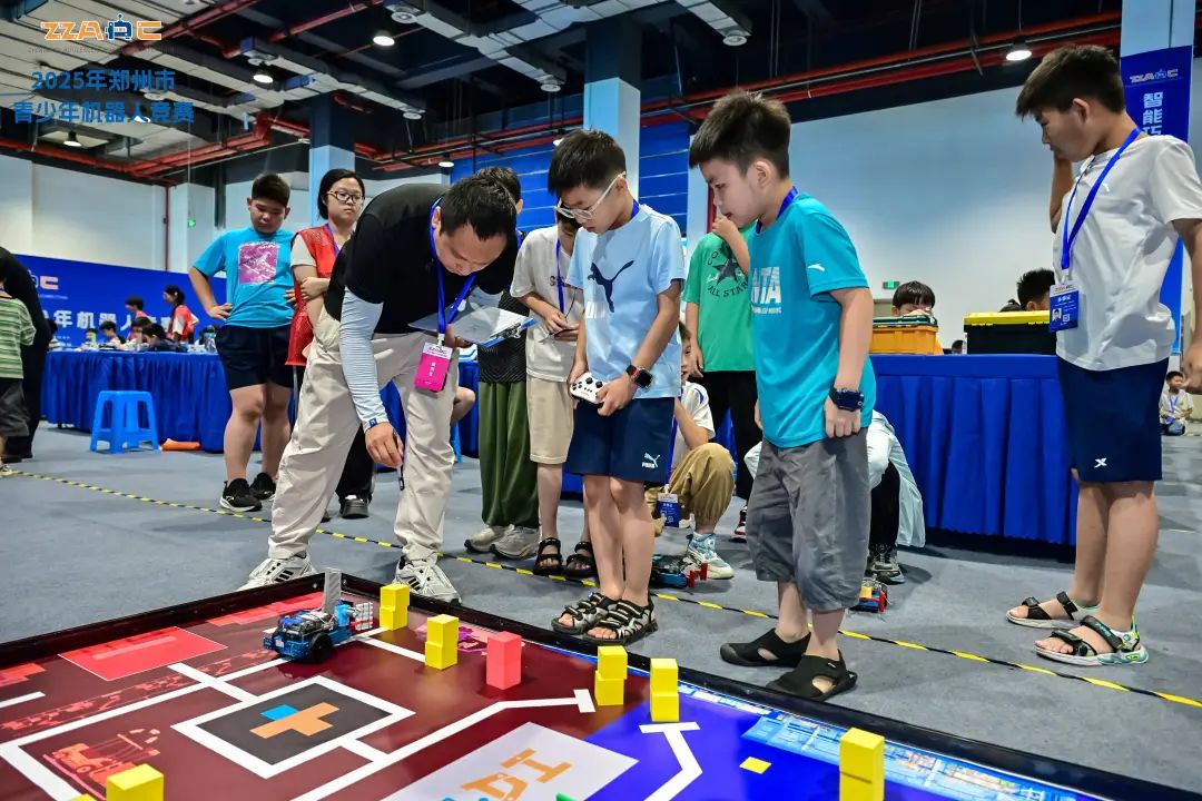 2025年郑州市青少年机器人竞赛点燃科技梦想 千余名小创客激战郑州科技馆