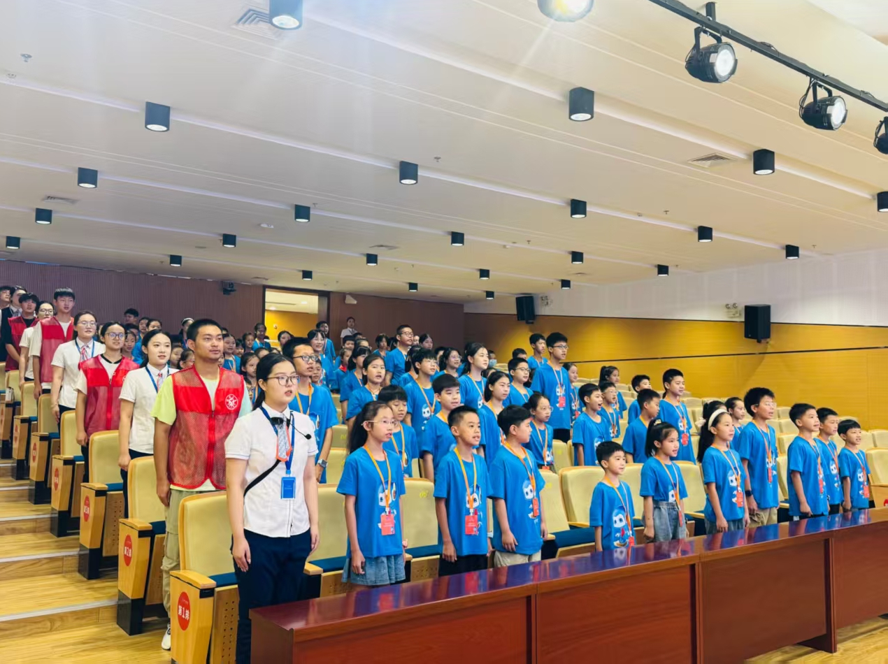 科技点亮志愿红 “郑好”少年展风采