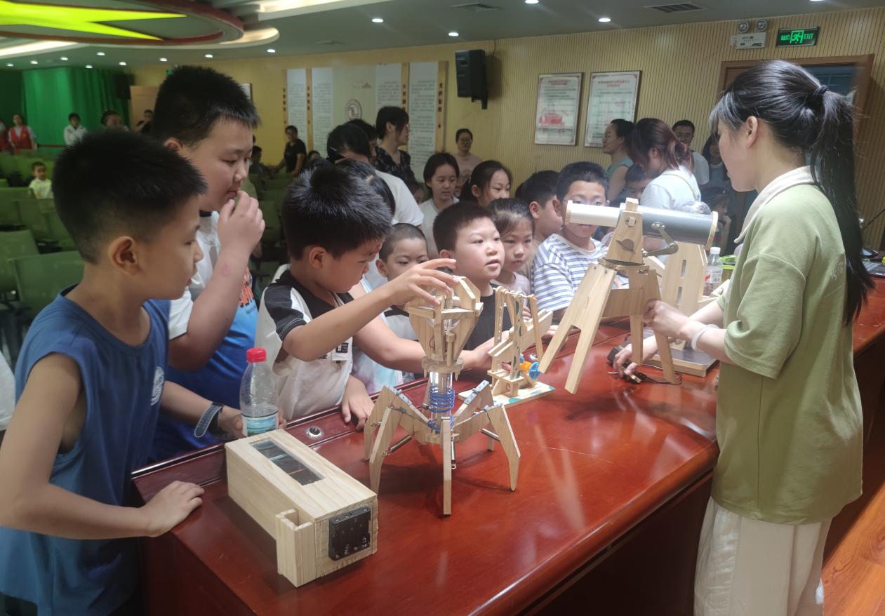 新郑乐发500组织开展“生活中的科学奥秘”文明实践科创体验活动