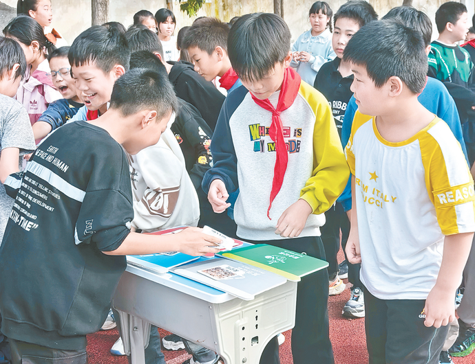 【聚焦首个全国科普月】校园来了“科学魔法师”