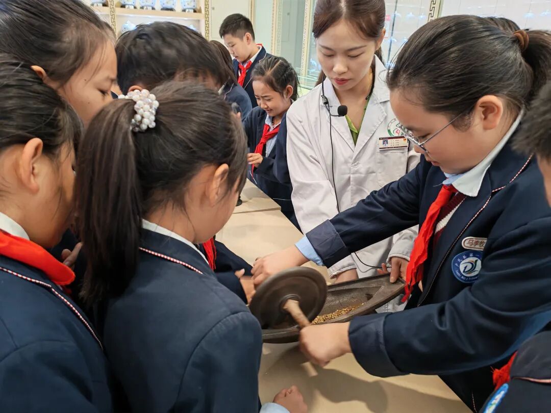 “科学实践团”走进中医院 探寻中医药文化魅力