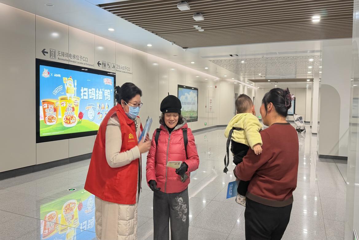 郑州科技馆新时代文明实践服务队开展“践行志愿服务精神 普及文明行为条例”主题宣传活动