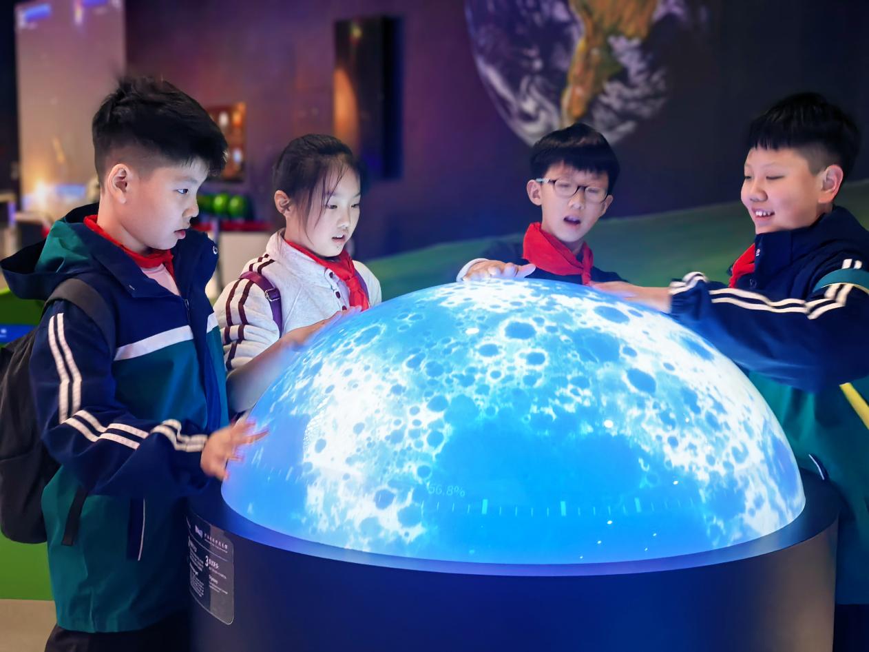 上街区新建小学走进科技馆，沉浸式课堂点燃科学梦