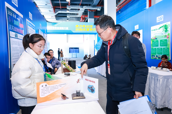 郑州日报| 第三十二届郑州市青少年科技创新大赛落幕