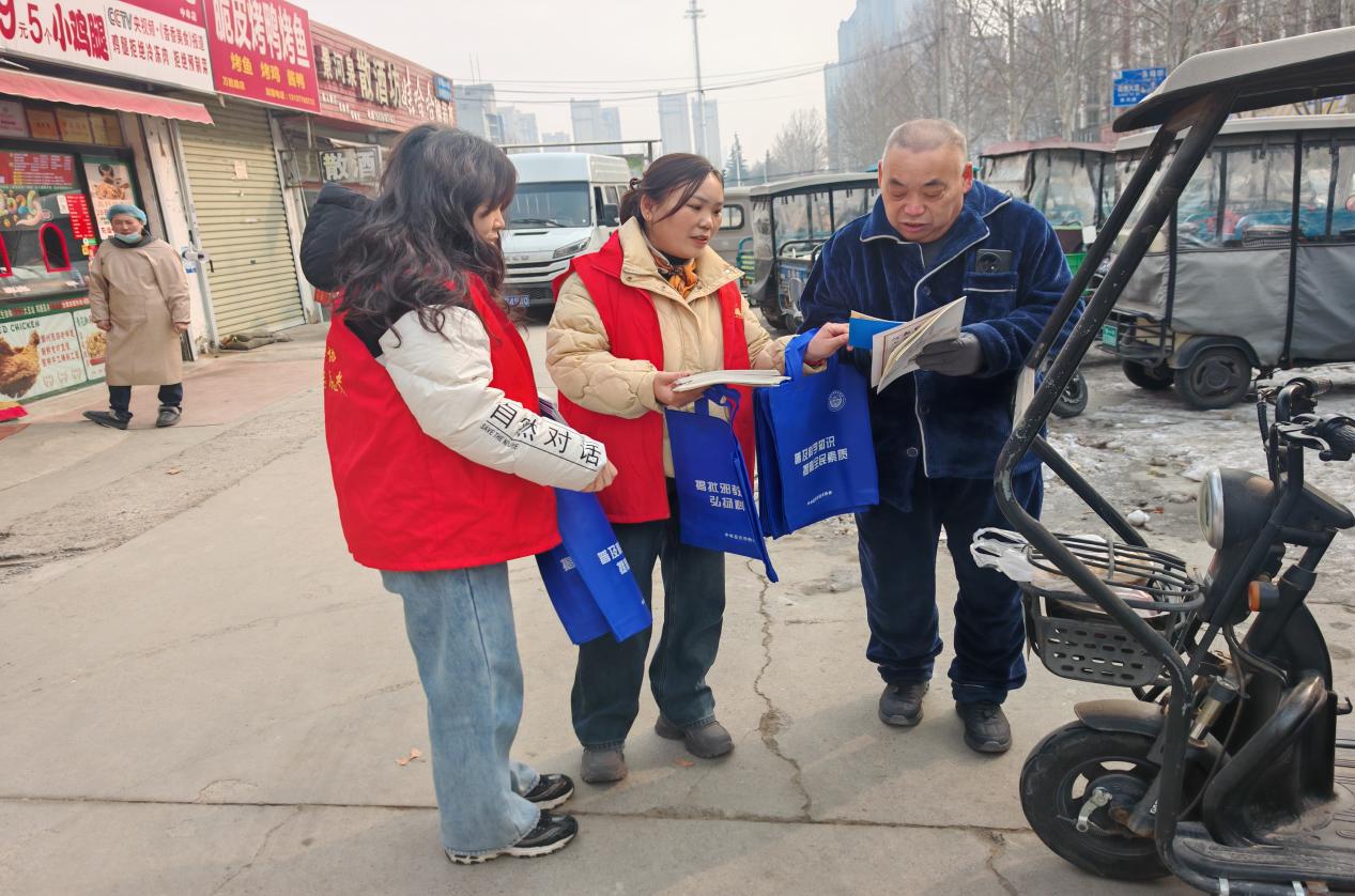 腊八送暖护平安，反邪宣传入人心